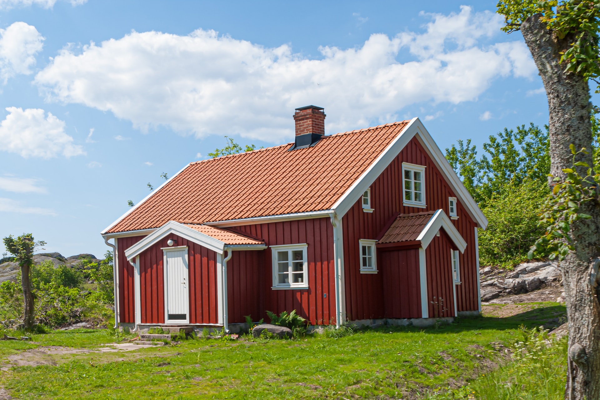Mały czerwony dom z brązowym dachem